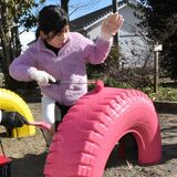 みんなの遊具を「塗りつぶせ！」　子どもたちもお手伝い　栃木の千塚小でボランティア