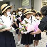 地域に感謝伝える　宇都宮で作新学院児童が花束贈呈　県庁や企業に届ける