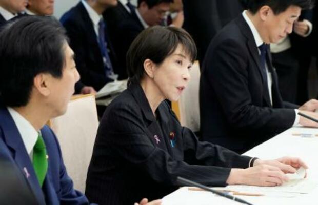 人口戦略本部の初会合であいさつする高市首相(中央)=18日午前、首相官邸