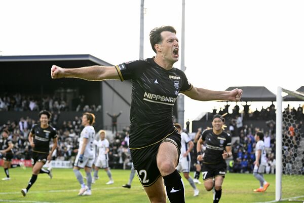 後半11分、栃木シティのＤＦヨニッチが先制ゴールを決めて雄たけびを上げる＝ＣＦＳ、森田大地撮影
