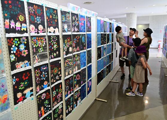 幼児の絵が所狭しと展示されている「花火の絵　展覧会」