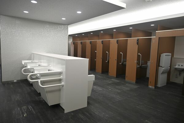 完成した新しいトイレ棟内