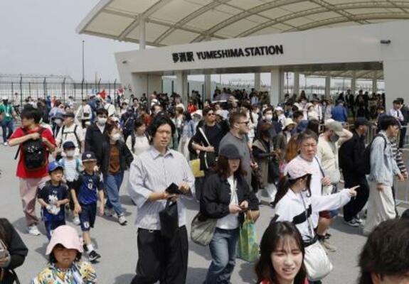 　大阪メトロ夢洲駅を利用し、万博会場へ向かう人たち＝４月、大阪市此花区の夢洲