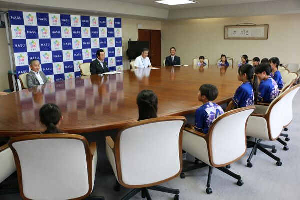 平山町長を表敬訪問したチームＮａｓｕ　Ａｎｇｅｌｓ
