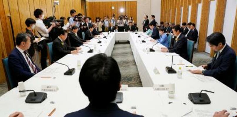 　首相官邸で開かれた、地域経済の活性化策「地域未来戦略」に関する会合＝３０日午後