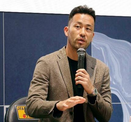 　日本プロサッカー選手会の臨時総会後、記者会見する吉田麻也会長＝１７日、東京都内