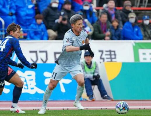 　甲府―福島　前半、攻め込む福島・三浦＝ＪＩＴス