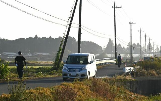 女子高生の遺体が見つかった乗用車（中央）＝10月19日午前７時５分、上三川町坂上