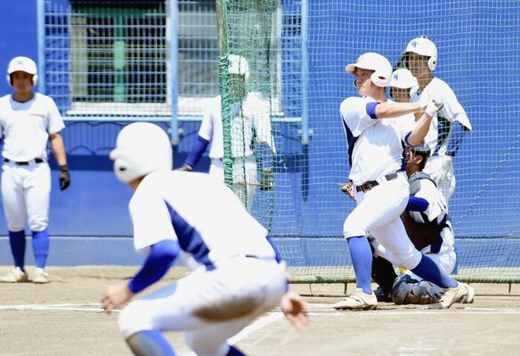 実戦形式の打撃練習を行う青藍泰斗ナイン＝同校野球場