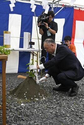 くわ入れをする古口町長