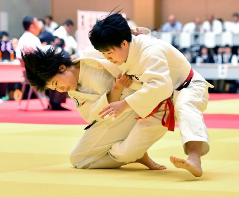柔道女子団体３回戦　足短大付の先鋒・斎藤（左）が体落としを仕掛ける＝ユウケイ武道館