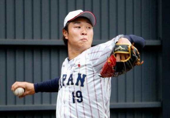 　ブルペンで投球練習する高橋宏＝サンマリン宮崎