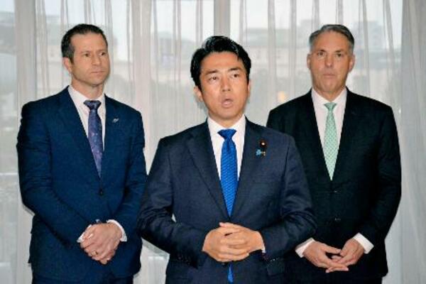 3カ国会談に臨む小泉防衛相。左はニュージーランドのペンク国防相、右はオーストラリアのマールズ副首相兼国防相=30日、シンガポール(共同)