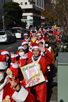 サンタクロースなどに仮装しＰＲ活動を行う参加者たち＝１７日午後、宇都宮市内