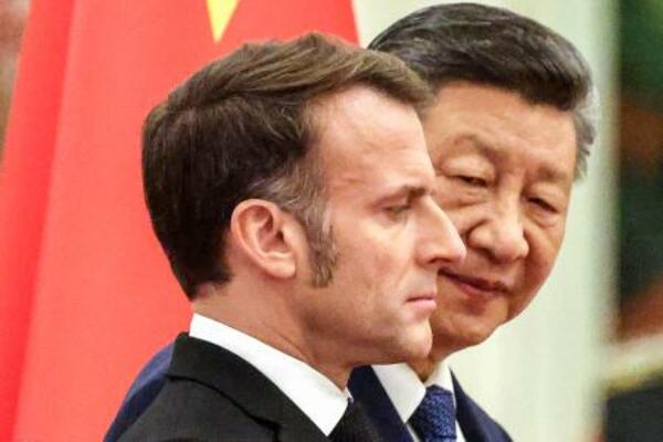 歓迎式典に臨むフランスのマクロン大統領(手前)と中国の習近平国家主席=4日、北京の人民大会堂(ロイター=共同)