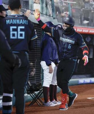 　４回、先制本塁打を放ち、ナインに迎えられる日本ハムのカストロ＝楽天モバイルパーク