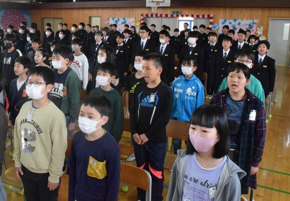 箒根学園の開校式で校歌を斉唱する児童生徒
