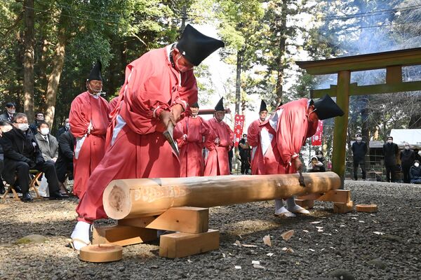 古式ゆかしい衣装で伝統的な建築技術を披露した太子祭＝10日午前11時35分、大田原市山の手２丁目
