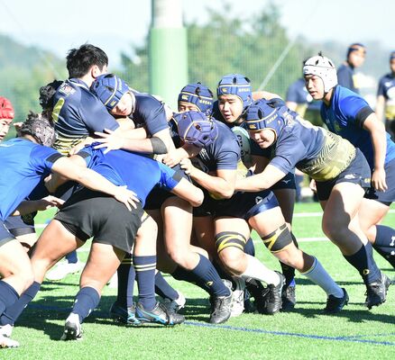 大会前の練習試合で、モールで突き進む国学栃木の選手たち＝同校ラグビー場
