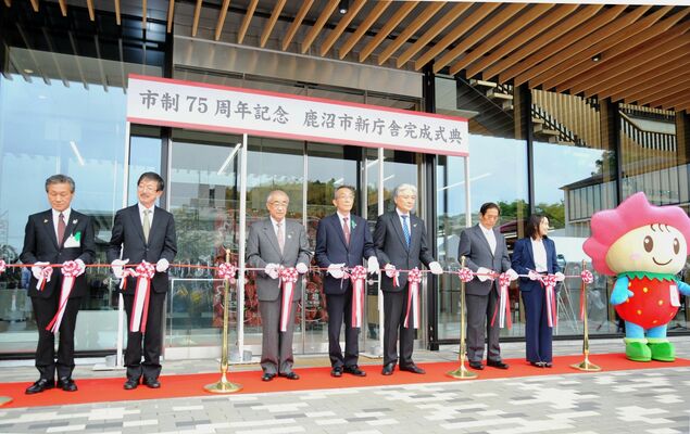 鹿沼市新庁舎完成式典でテープカットを行う佐藤信市長（中央）ら