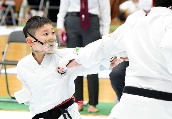 団体組手高学年　青空塾－宇都宮決勝　早乙女－蒲生先鋒戦　早乙女が突きで攻める。青空塾は優勝し、早乙女は４冠を成し遂げた＝ユウケイ武道館