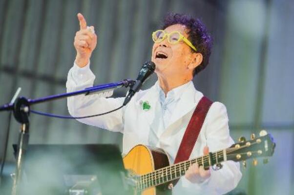 　日比谷公園大音楽堂で歌う南こうせつ＝５月４日、東京都千代田区