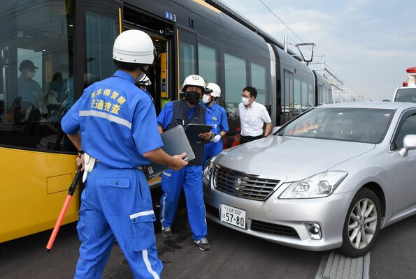 ＬＲＴと乗用車の接触事故を想定して行われた対応実践塾＝４日午後、宇都宮市下平出町