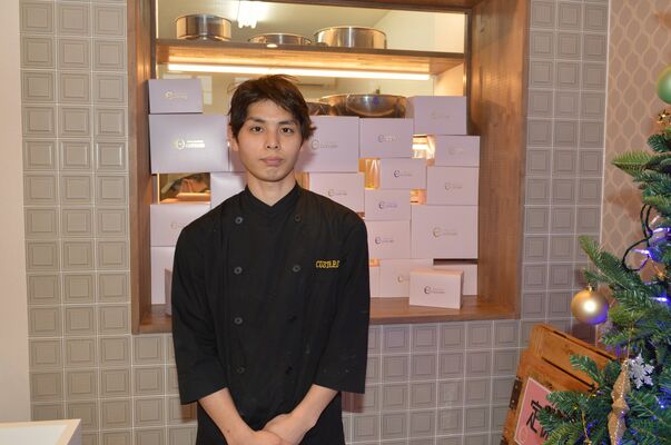 ピンクを基調とした店内に立つ中村さん