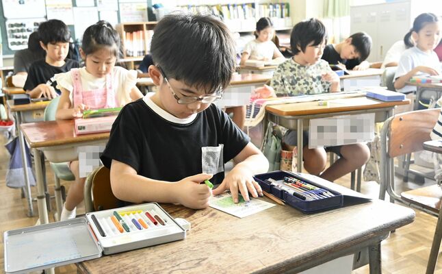 祖父母らに送る特殊詐欺被害防止絵はがきに色付けする児童＝11日午前、宇都宮市泉が丘小（画像は一部加工しています）