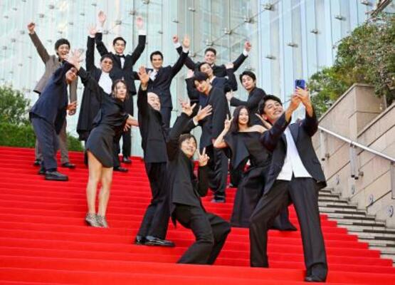 　自撮りをする妻夫木聡（手前右）ら＝東京都港区