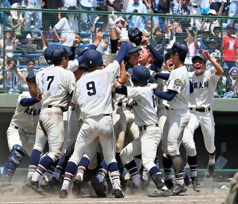 サヨナラで16年ぶりの優勝を決め、歓喜する文星付ナイン＝25日午後０時35分、県営球場