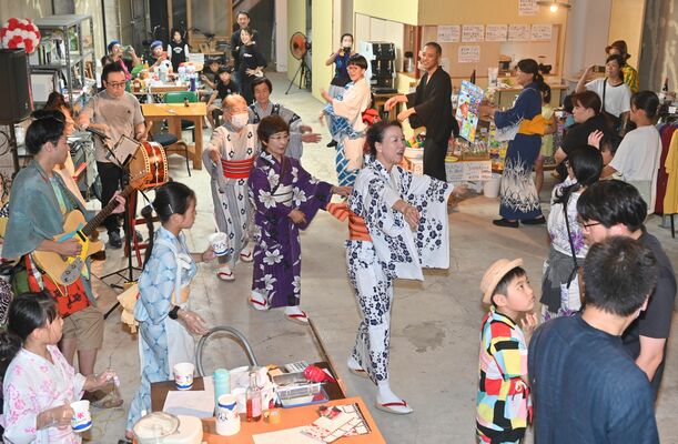 センターで開かれた夏まつりで盆踊りを楽しむ参加者