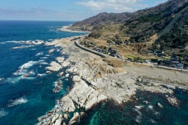 能登半島地震で隆起した石川県珠洲市の海岸=2024年2月(広島大の後藤秀昭教授提供)