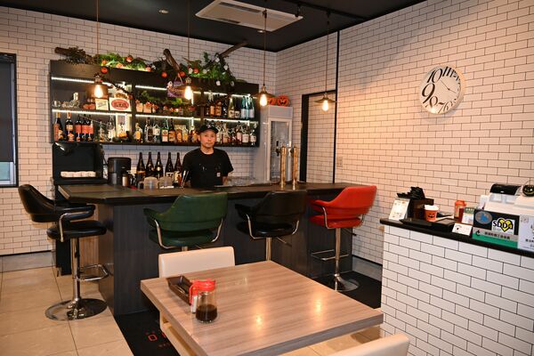 カウンターや座敷、テーブル席のある店内と2代目店主の大原さん