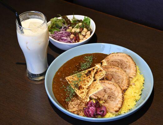 見た目もボリューミー－な「炙りチャーチーカレー」。マンゴーラッシーは自家製だ