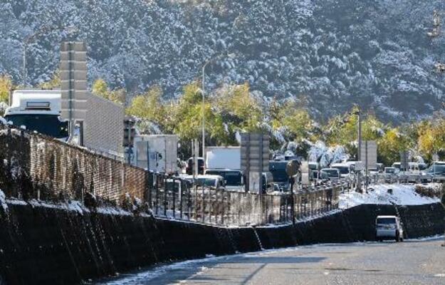 雪の影響で渋滞する山陽自動車道の岩国IC付近=3日午前10時27分、山口県岩国市