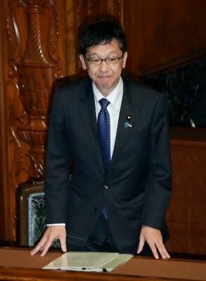 衆院本会議で個人情報保護法の改正案が可決され、一礼する松本デジタル相=26日午後