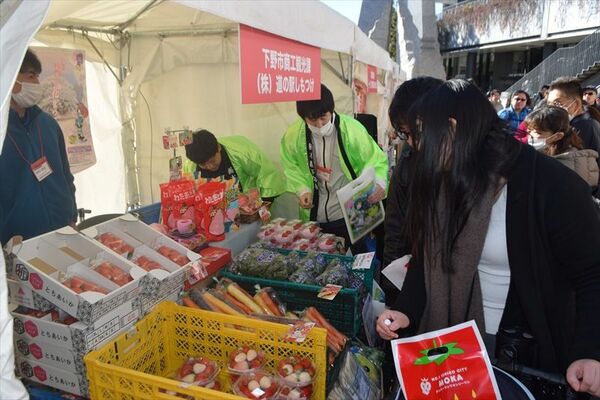 イチゴなどが販売されたブース＝14日午後、東京都墨田区