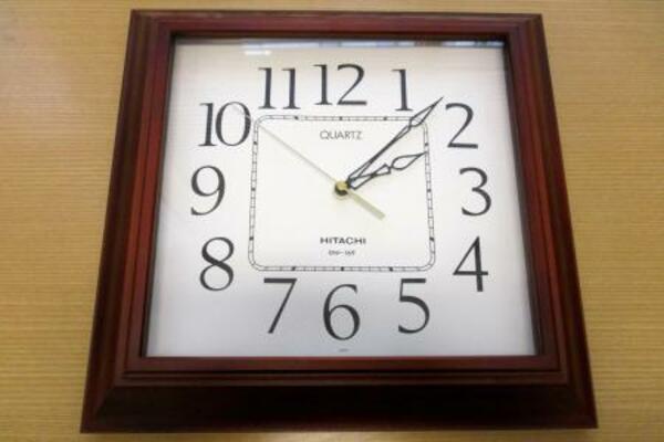 　東京都立川市が「メルカリ」に出品した時計（同市提供）