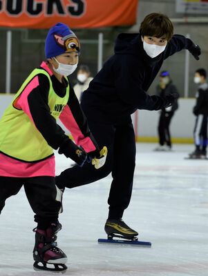 子どもにスケートの滑り方を伝える小平さん（右）＝日光霧降アイスアリーナ