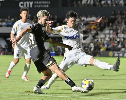 前半29分、栃木シティのＦＷバスケスがシュートを放つ