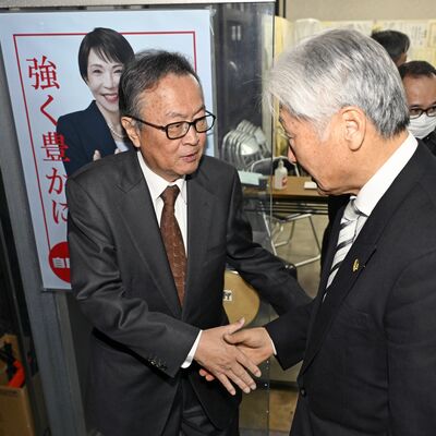 15回目の当選が確実となり、駆けつけた福田富一知事と握手する船田元氏（左）＝８日午後８時25分、宇都宮市戸祭町、森田大地撮影