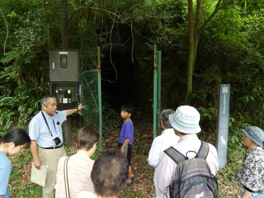 空襲に備え、八幡山公園に掘られた陸軍の地下壕を見学する参加者ら