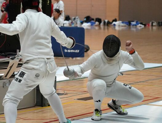 フェンシング男子エペ決勝リーグ　栃商の中浦（右）が相手を攻める＝日環アリーナ栃木サブアリーナ、橋本裕太撮影
