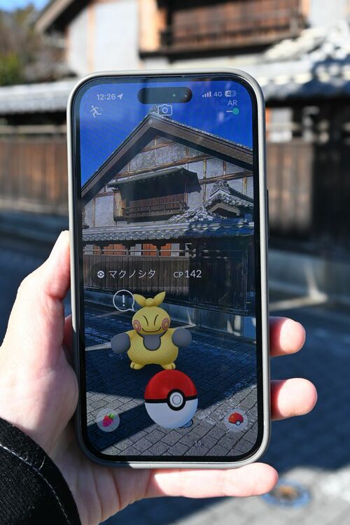 現実世界を歩くとスマホ内にポケモンが現れる「ポケモンＧＯ」