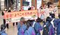 障スポに出場する選手たちを歓迎する本県関係者＝27日午後、ＪＲ宇都宮駅