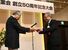 福田知事（左）に目録を手渡す富永会長＝２日午後、宇都宮市内