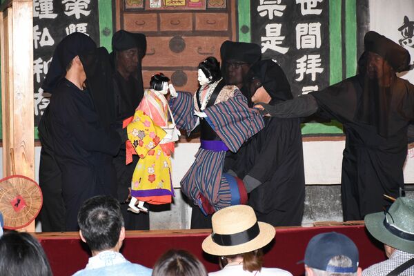 観客の目の前で披露された奈佐原文楽＝５月30日、栃木市