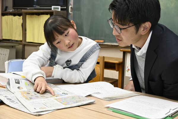 スクラップのこだわりなどを語り合った松本さん（左）と鈴木記者