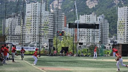 厳しい受験戦争もあり、子どもたちがスポーツを楽しむ光景を見る機会は少ない(韓国・ソウル郊外)